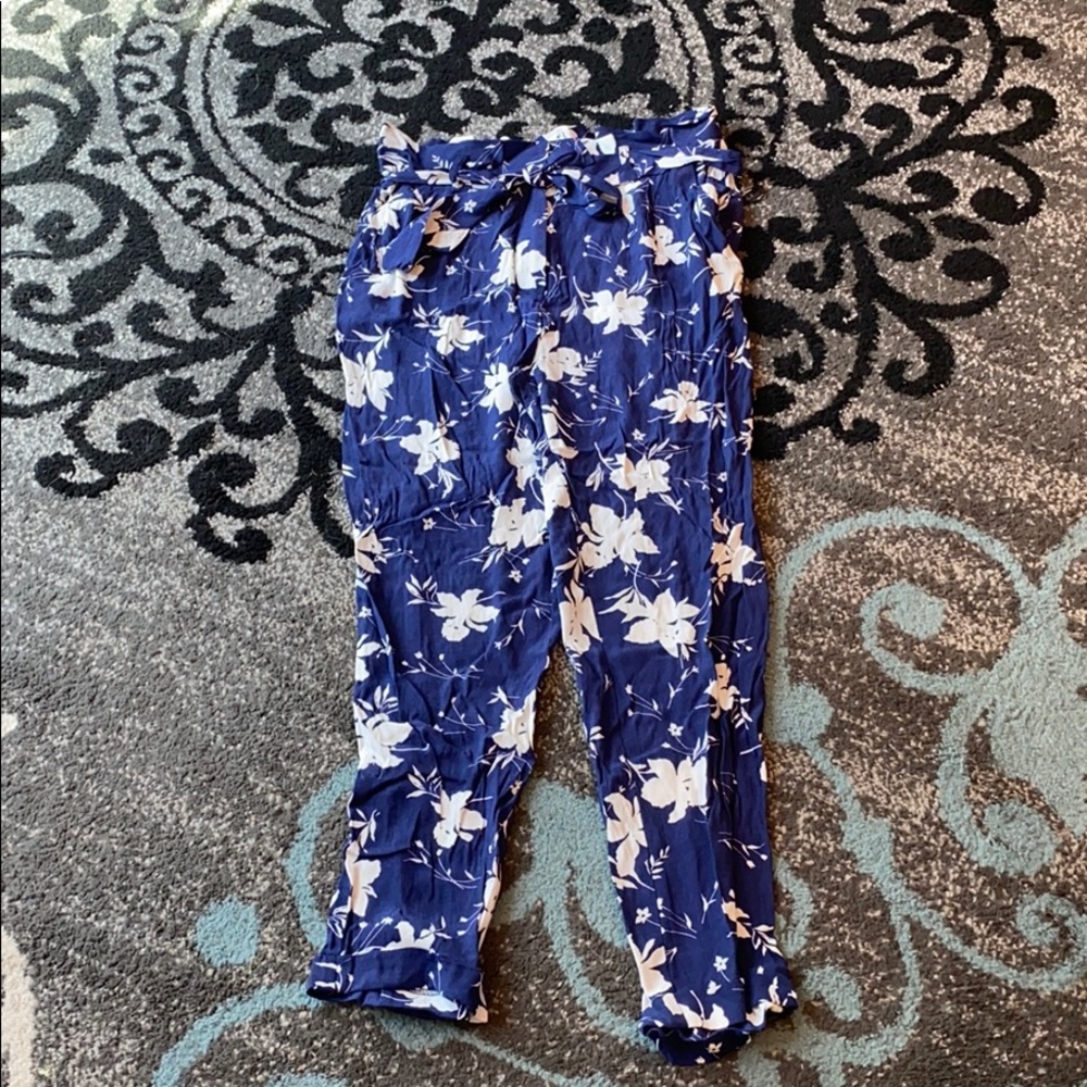 Forever 21 Navy and White floral woven Capri pants